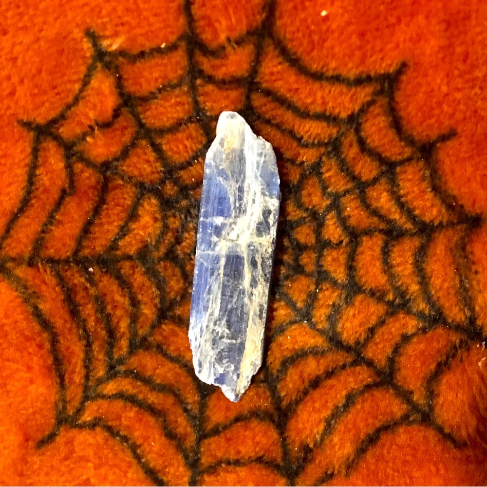 NEW🔮 Kyanite stone (raw cut), small in size, blue and white in coloring.